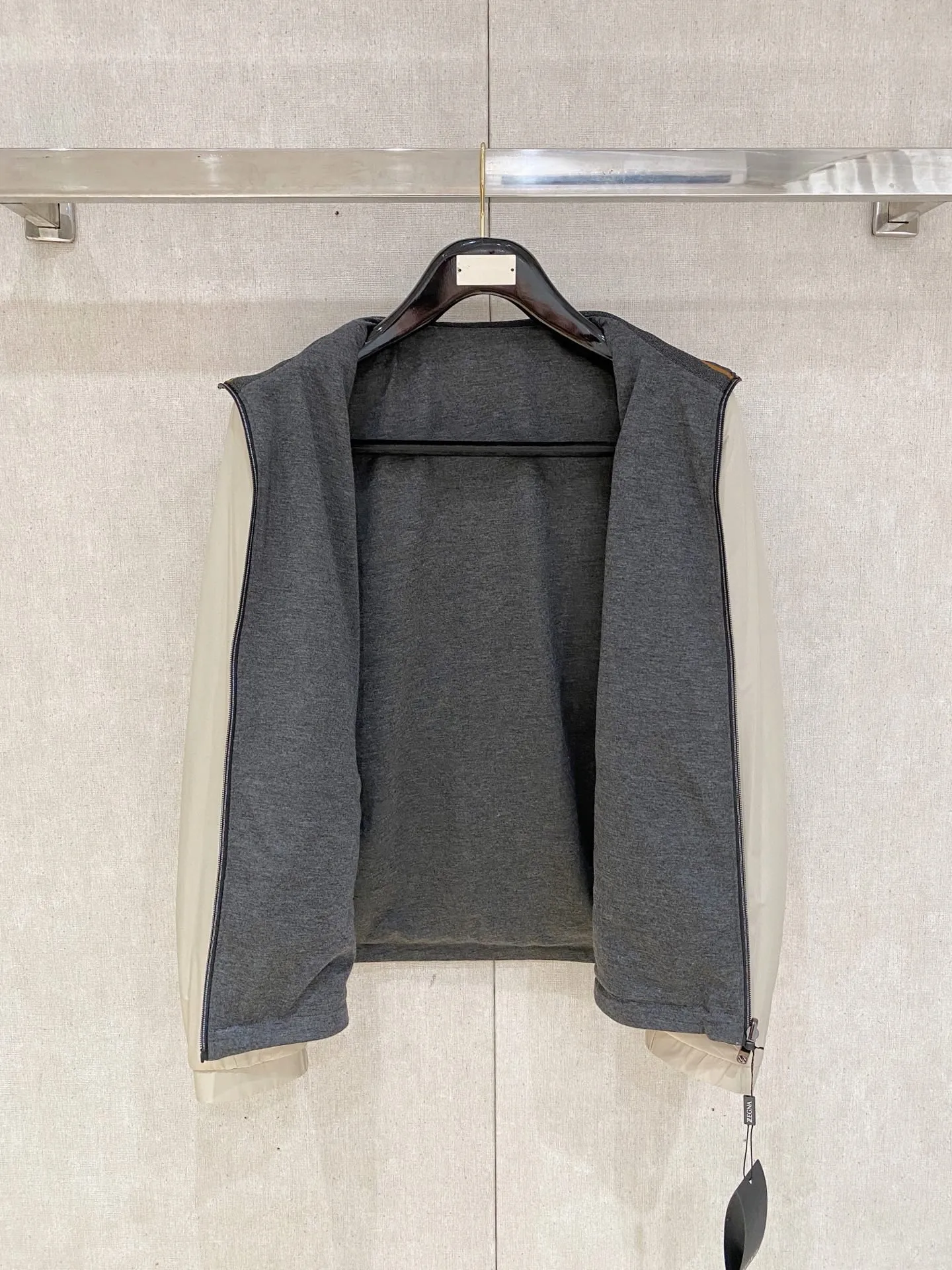 ZEGNA ✅ ： ， ， ； ， 。 ， ， 。 ✅ ：Classic ， ， ， ， 。 ✅ ： ， ， ； ， logo， ， 。 ： 、Cream White、Black。 ✅ ： ， ， ， 、 、 ， Versatile 。 Sizes：M-4XL